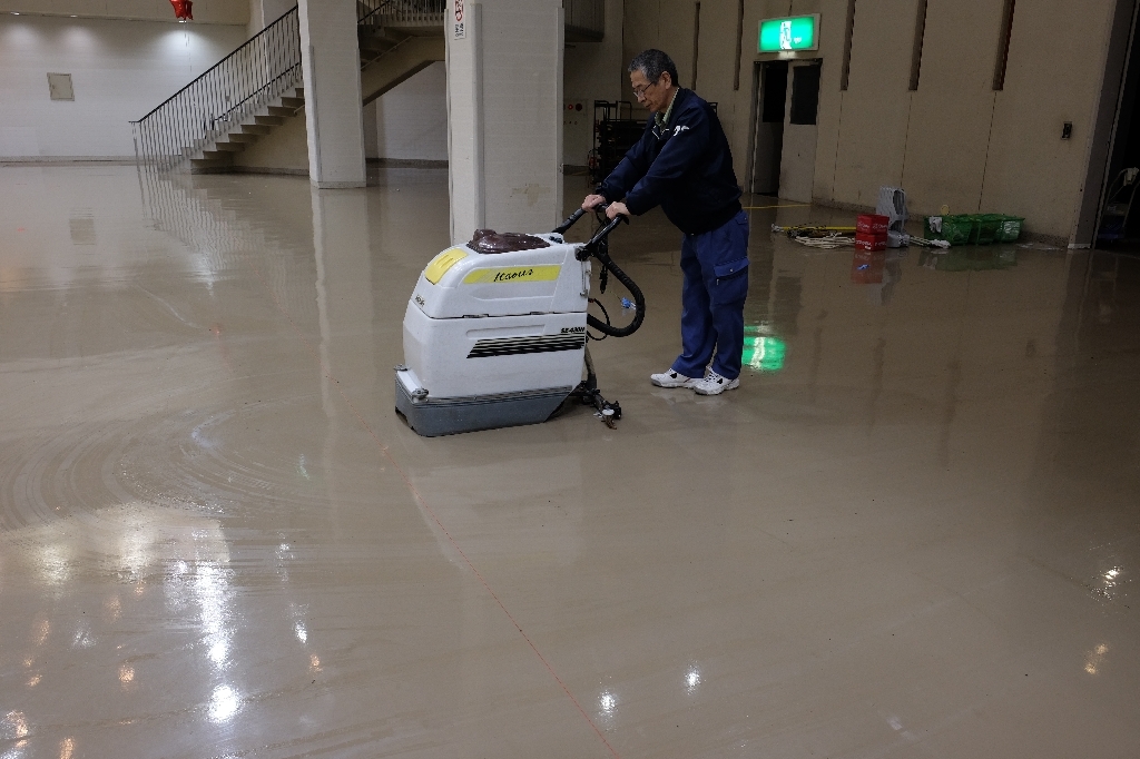 産業展示館清掃中